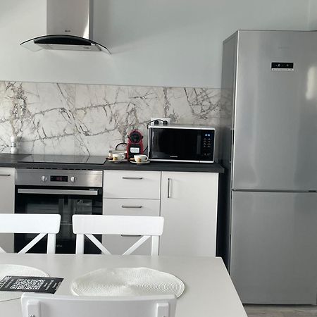 Noah Apartment Self Check-In Отопень Екстер'єр фото